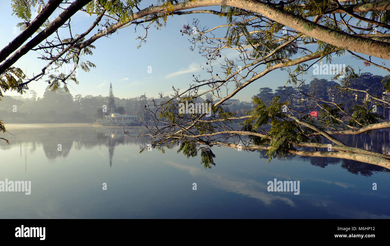 Thuy Ta restaurant de Da Lat vue sur la ville à partir de la branche de l'arbre flamboyant, vieux et petit restaurant également symbole de Dalat que situé sur le lac Xuan Huong Banque D'Images