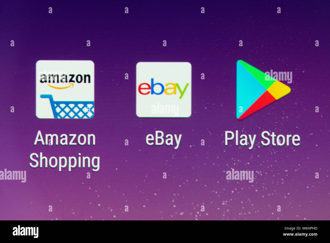 Un gros plan de l'application eBay et Amazon Shopping des icônes sur un écran de smartphone Banque D'Images
