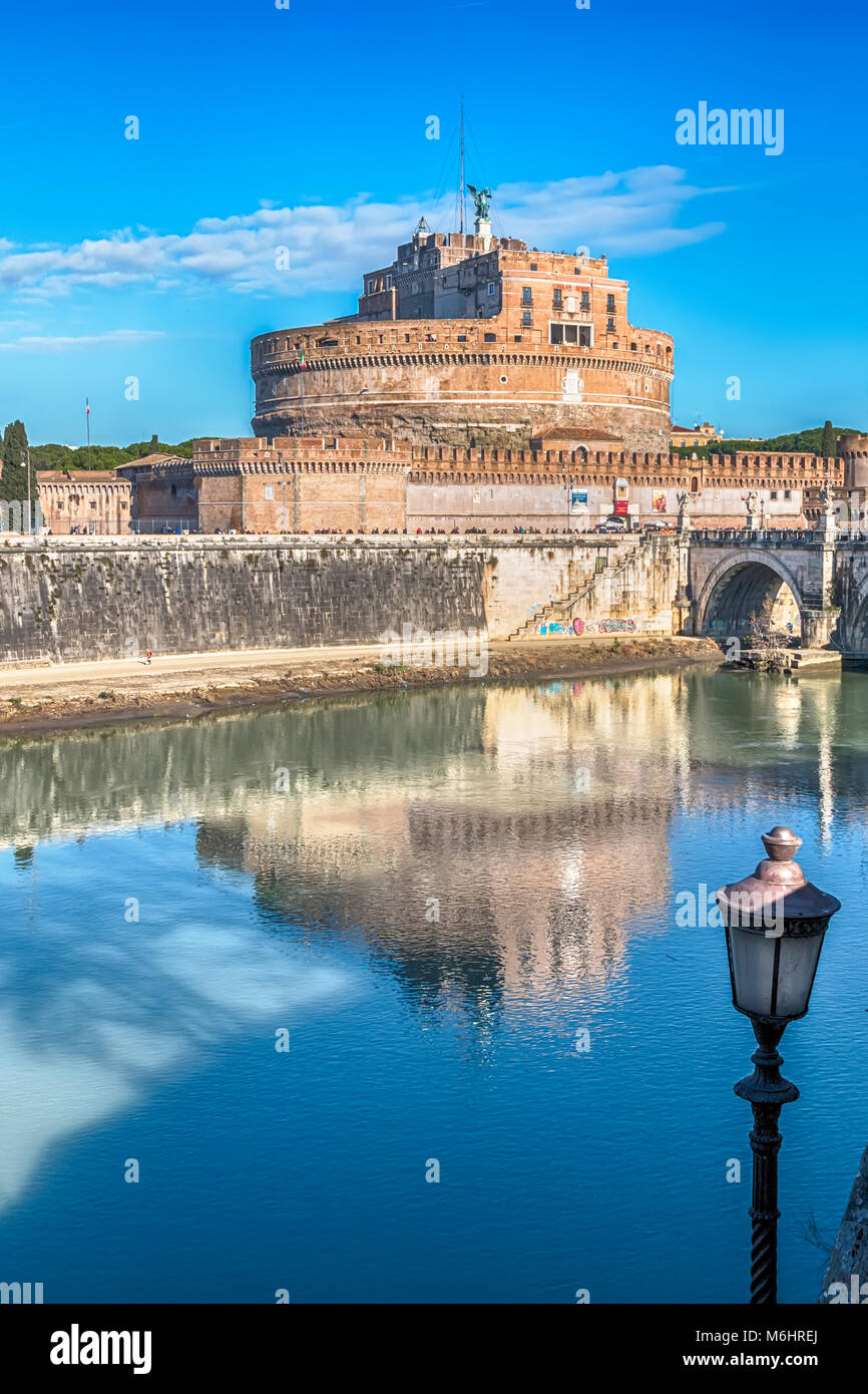 Vue sur Castel Sant'Angelo et le pont du même nom depuis le quai du Tibre à Rome, Italie Banque D'Images