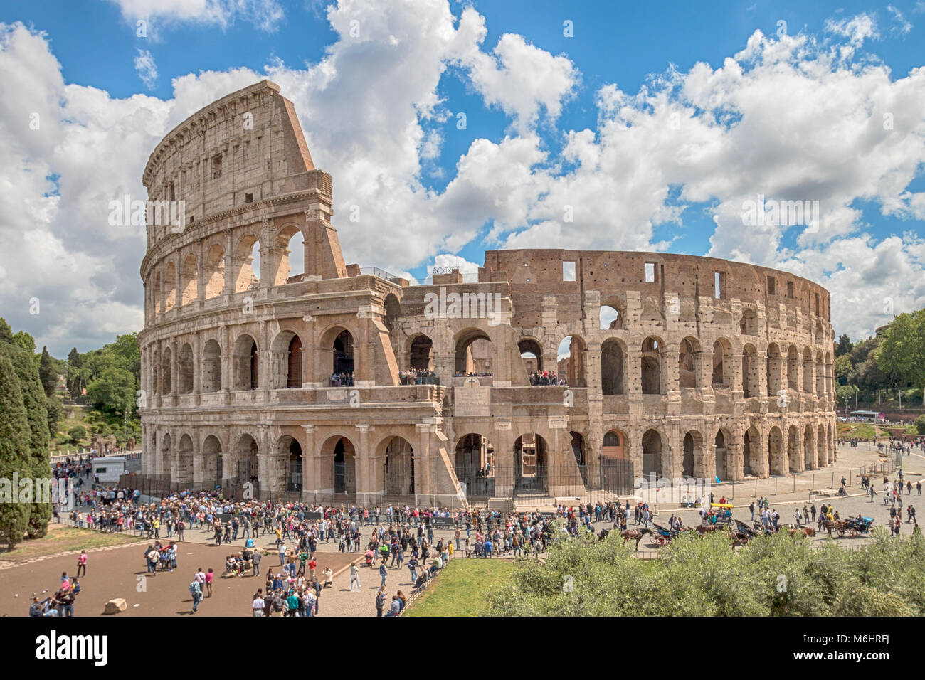 Rome, Italie - 1 mai 2016 : vue sur le Colisée, un jour de printemps, visité par des milliers de touristes chaque jour. Banque D'Images