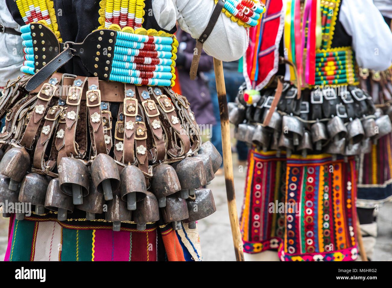 Kukeri, les mimes effectuer avec des costumes rituels et de grandes cloches en bulgare Banque D'Images