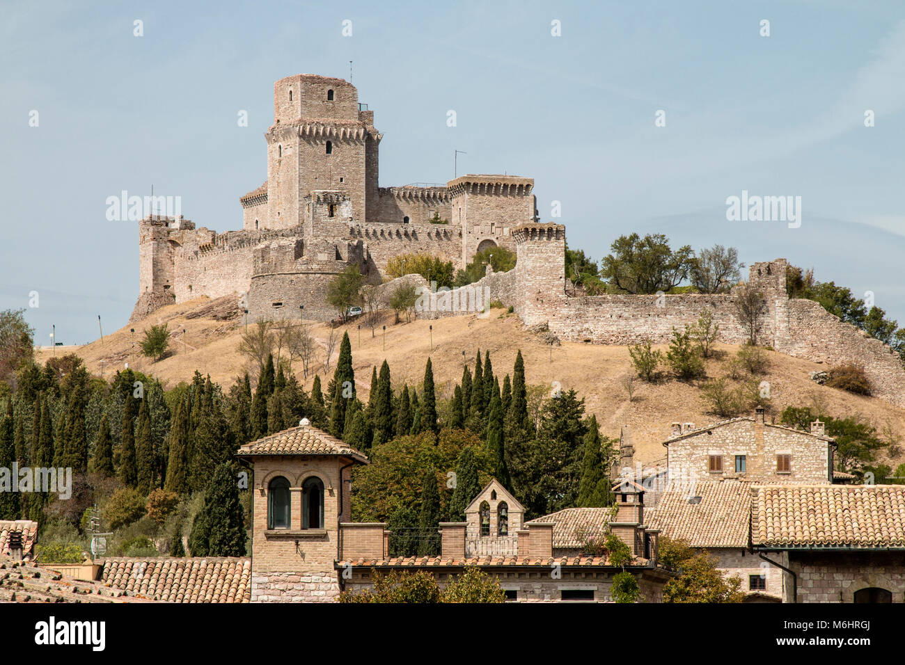 La forteresse Maggiore domine de plus de huit cents ans, la citadelle d'assise et la vallée de l'Tescio, constituant le plus précieux de f Banque D'Images