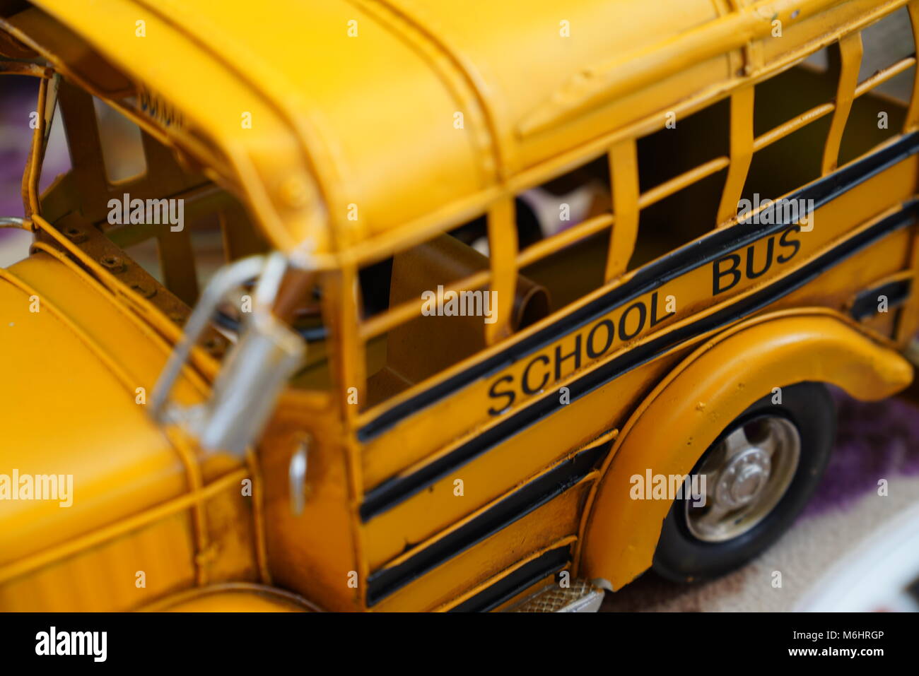 Close up jouet miniature métal yellow school bus Banque D'Images