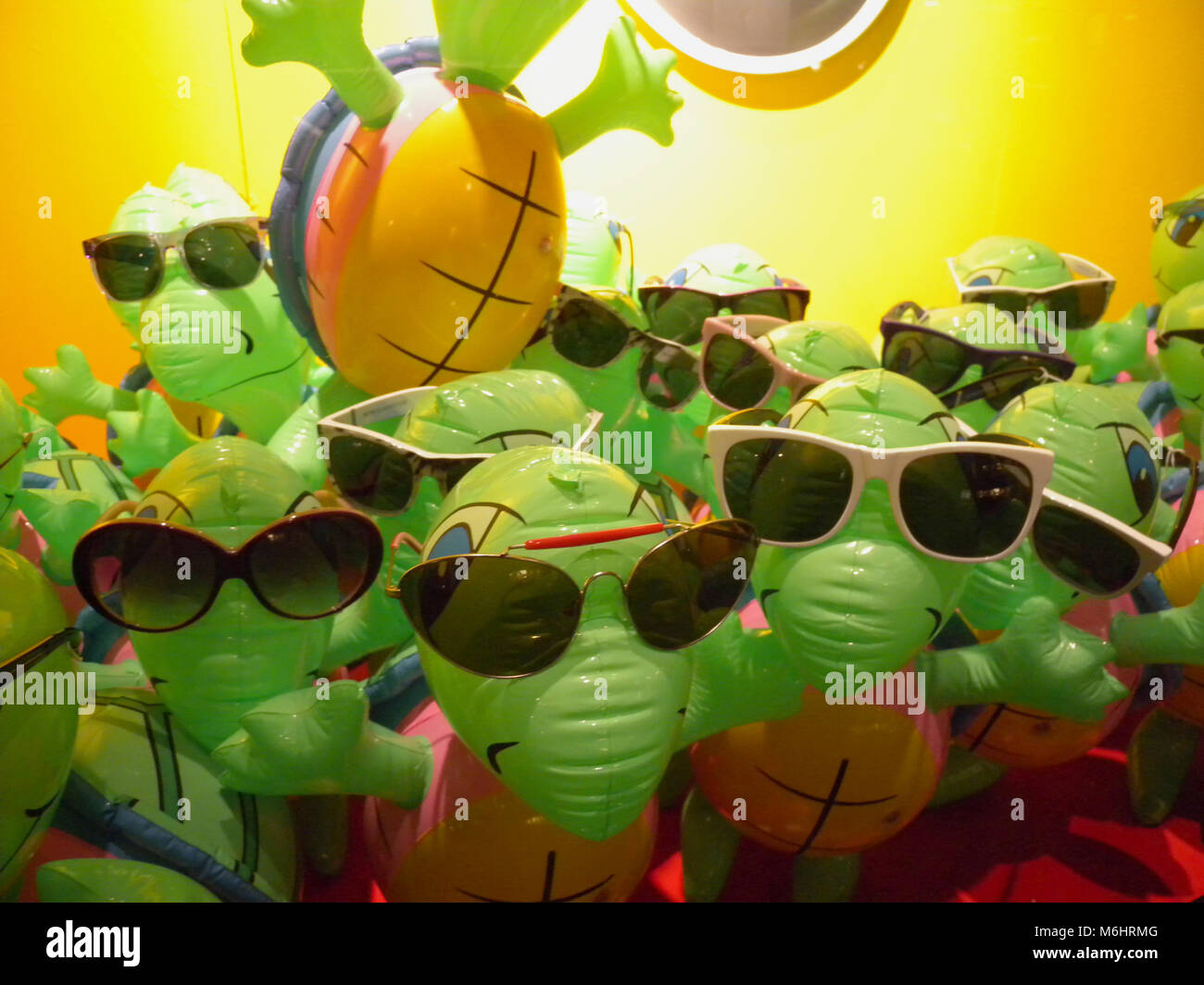 Un lumineux, d'une collection d'affichage déjantés de lunettes sur un  groupe de lumière colorée en plastique vert-alien gonflable toy figures  Photo Stock - Alamy