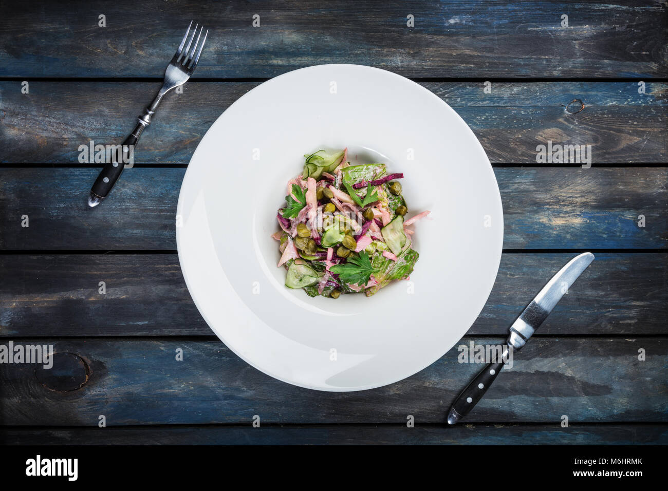 La langue de boeuf avec salade et pommes Banque D'Images