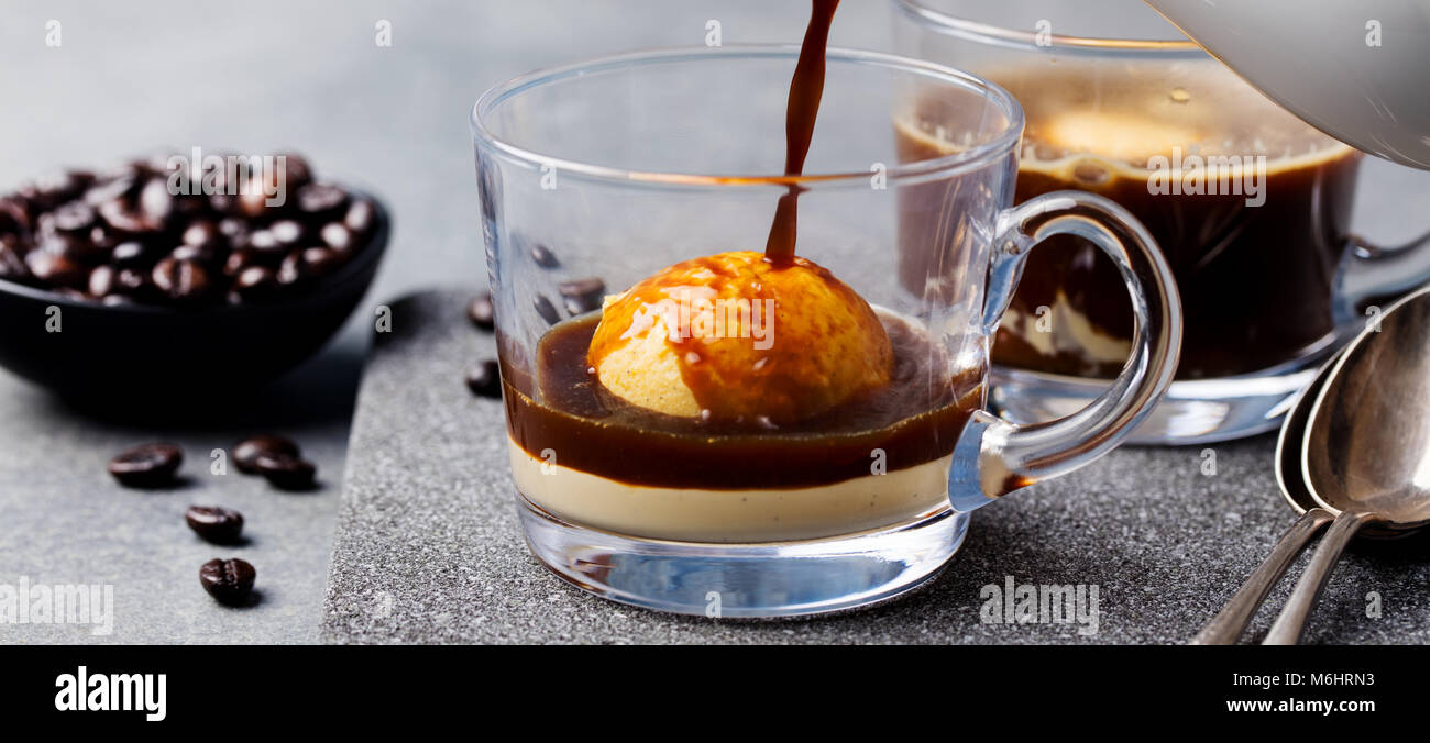 Affogato café avec glace sur une tasse en verre. Arrière-plan en ardoise grise. Banque D'Images