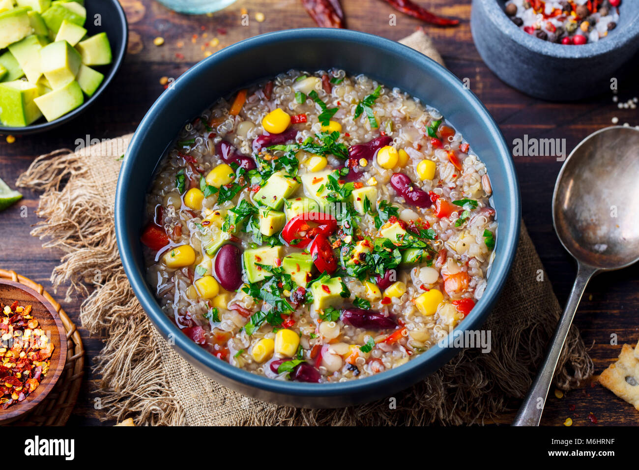 Le quinoa légumes soupes, ragoûts avec avocat, maïs, haricots. Vue d'en haut. Banque D'Images