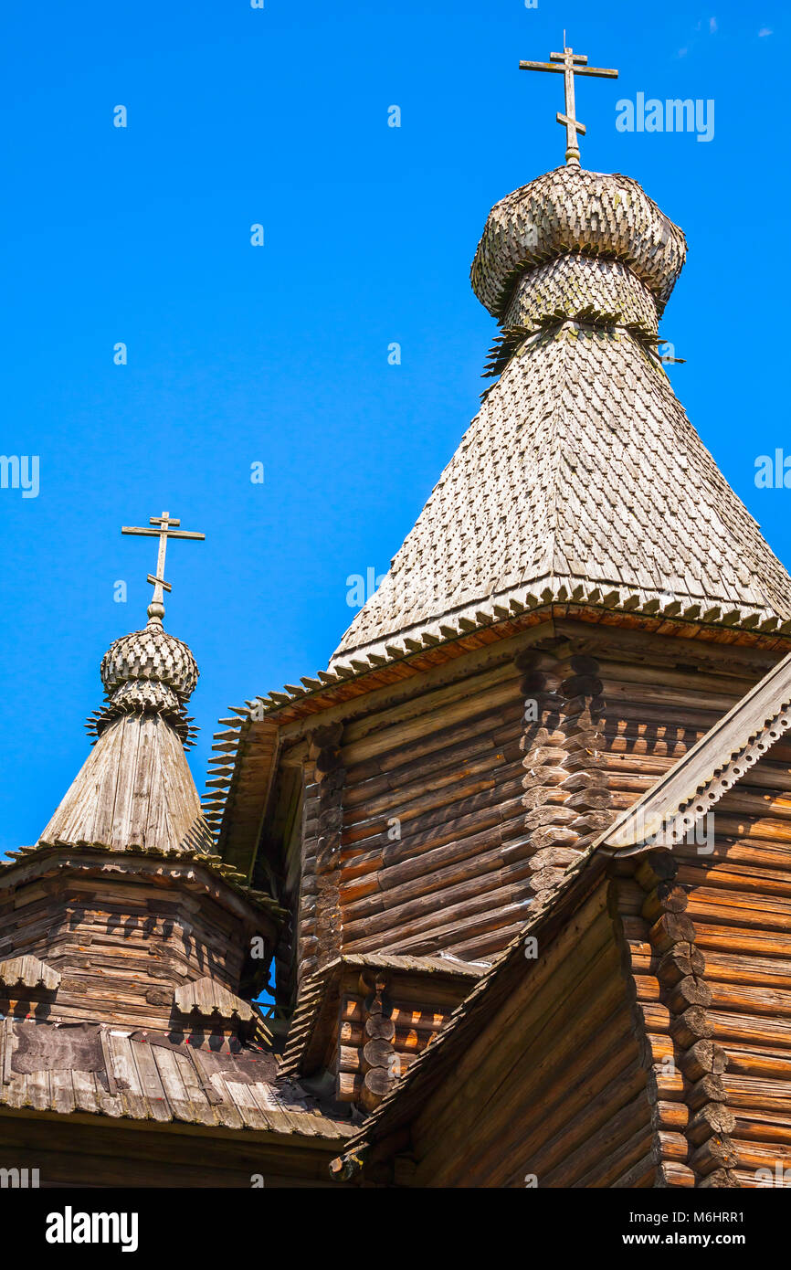 Église en bois russe de dômes, Veliki Novgorod, Russie Banque D'Images