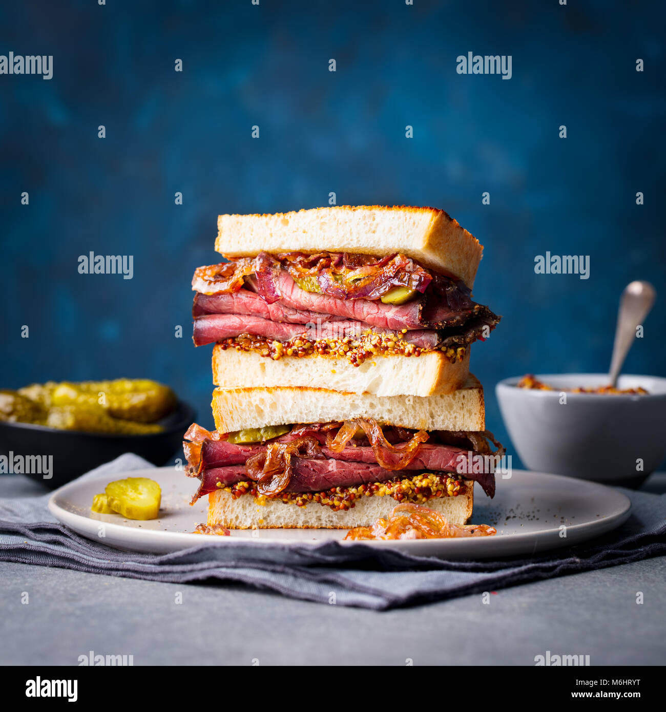 Sandwich au rôti de boeuf sur une plaque avec des pickles. Copier l'espace. Banque D'Images