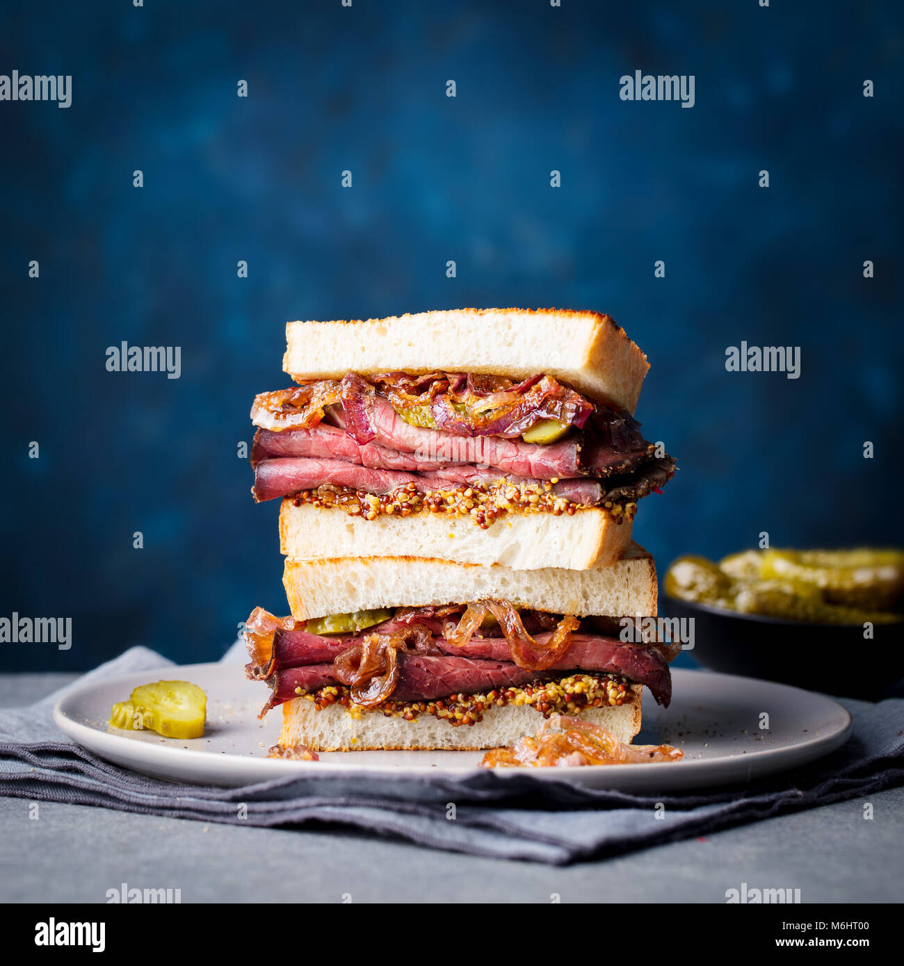 Sandwich au rôti de boeuf sur une plaque avec des pickles. Copier l'espace. Banque D'Images