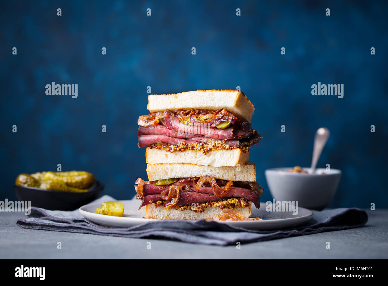 Sandwich au rôti de boeuf sur une plaque avec des pickles. Copier l'espace. Banque D'Images