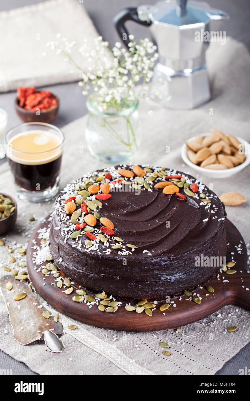 Chocolat Vegetalien Gateau Betterave Avec De L Avocat De Givre Decore Avec Des Noix Et Des Graines Photo Stock Alamy