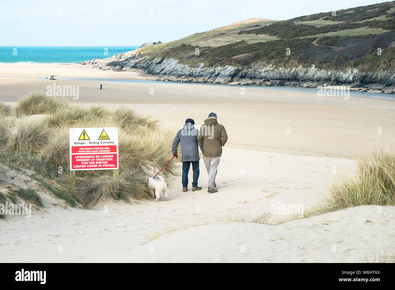 Dog Walkers sur dunes de sable donnant sur plage de Crantock en Newquay Cornwall. Banque D'Images