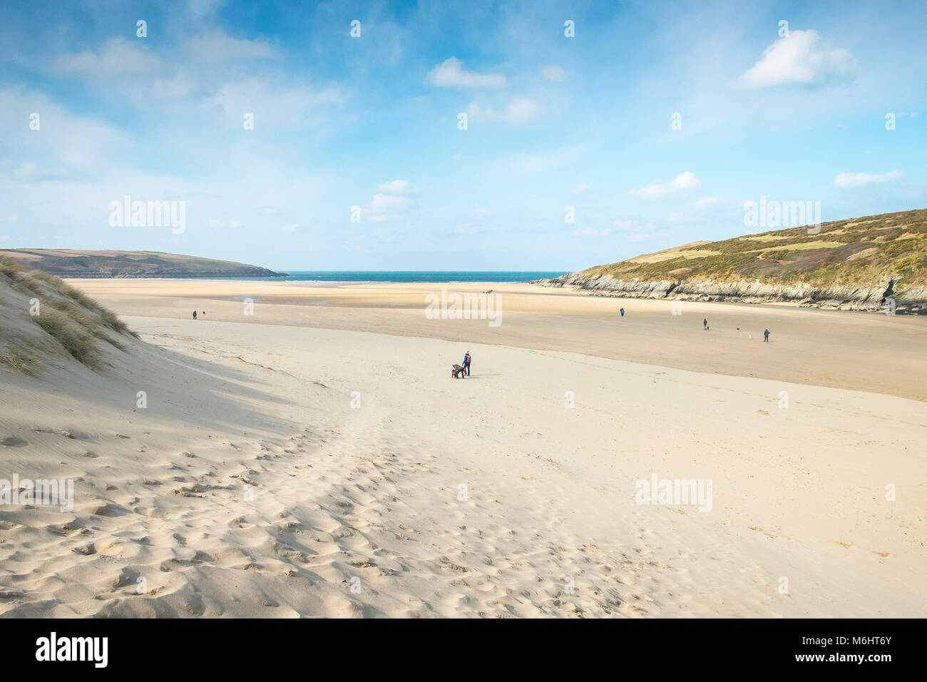 Dog Walkers sur plage de Crantock en Newquay Cornwall. Banque D'Images
