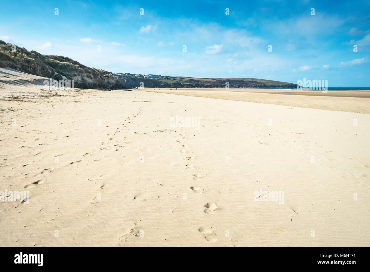 Des traces de pas dans le sable sur la plage de Crantock en Newquay Cornwall. Banque D'Images