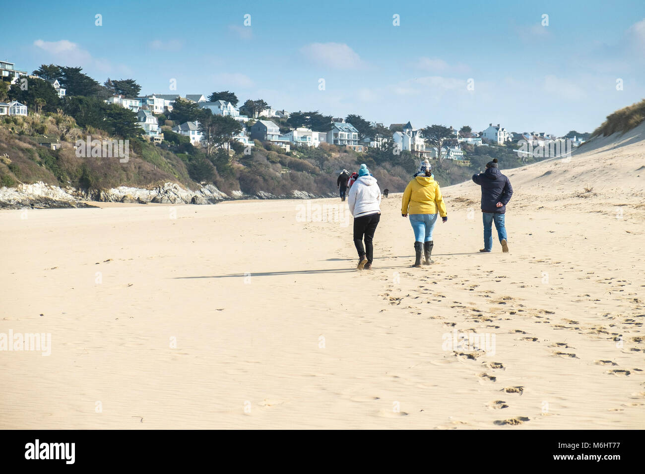 Les gens qui marchent le long de la plage de Crantock en Newquay Cornwall. Banque D'Images