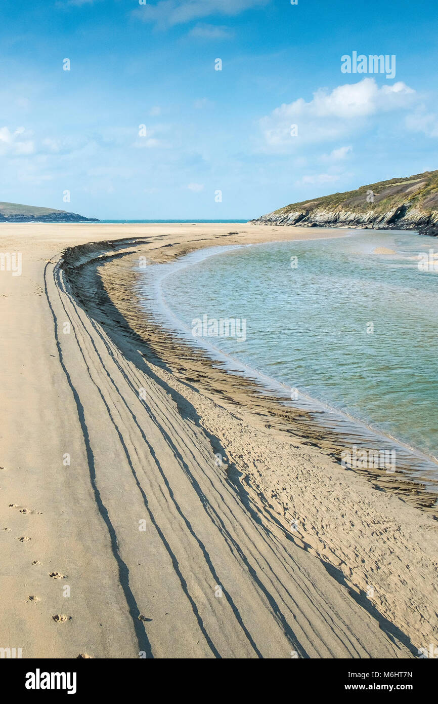 La rivière Gannel circule entre plage de Crantock en Newquay Cornwall. Banque D'Images