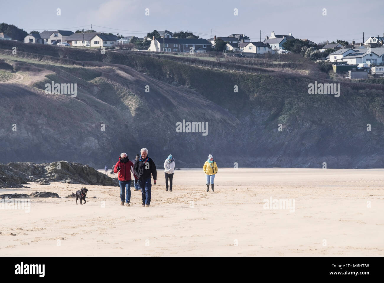 Les gens qui marchent sur la plage de Crantock en Newquay Cornwall. Banque D'Images