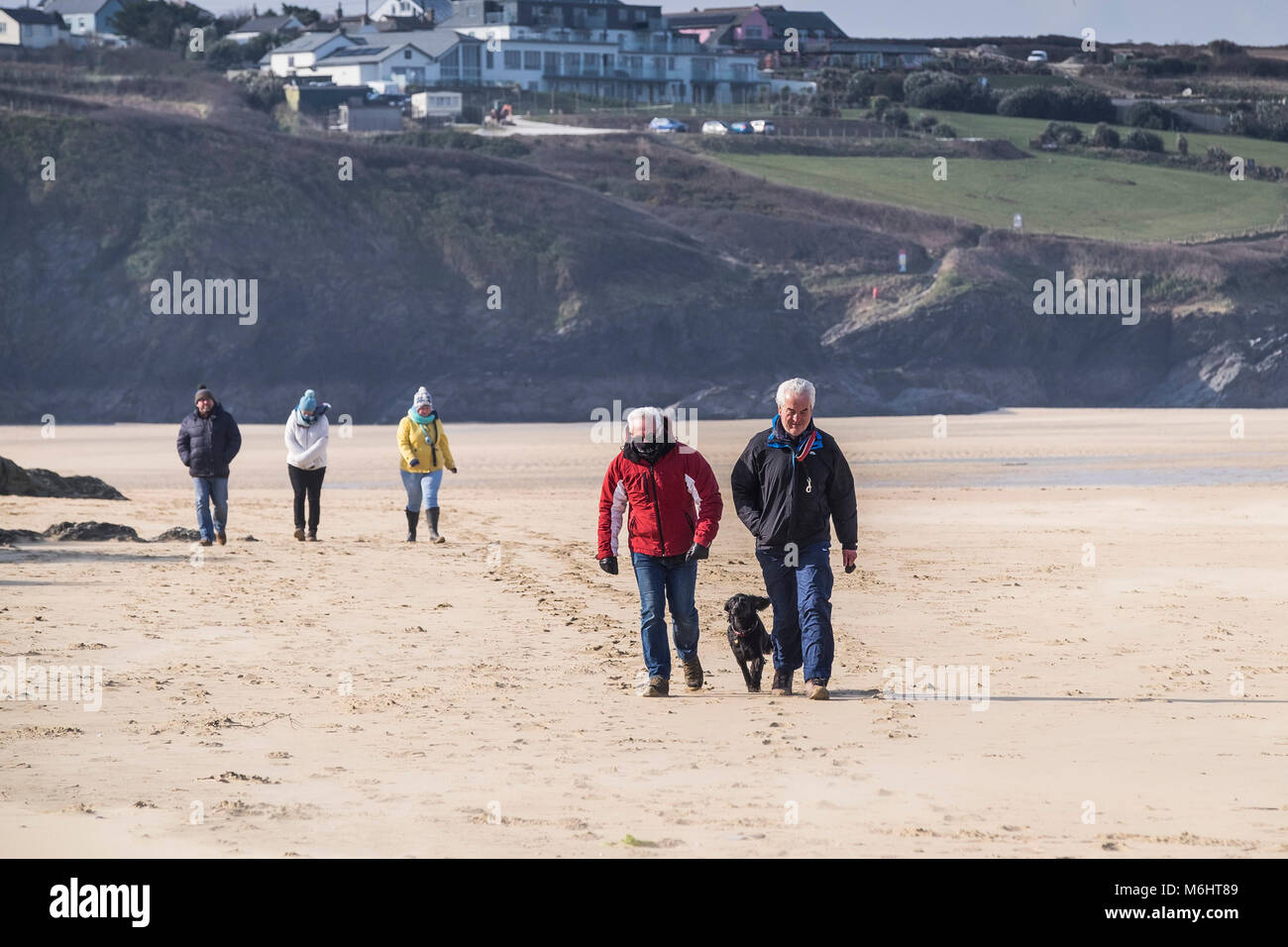 Les gens qui marchent le long de plage de Crantock en Newquay Cornwall. Banque D'Images