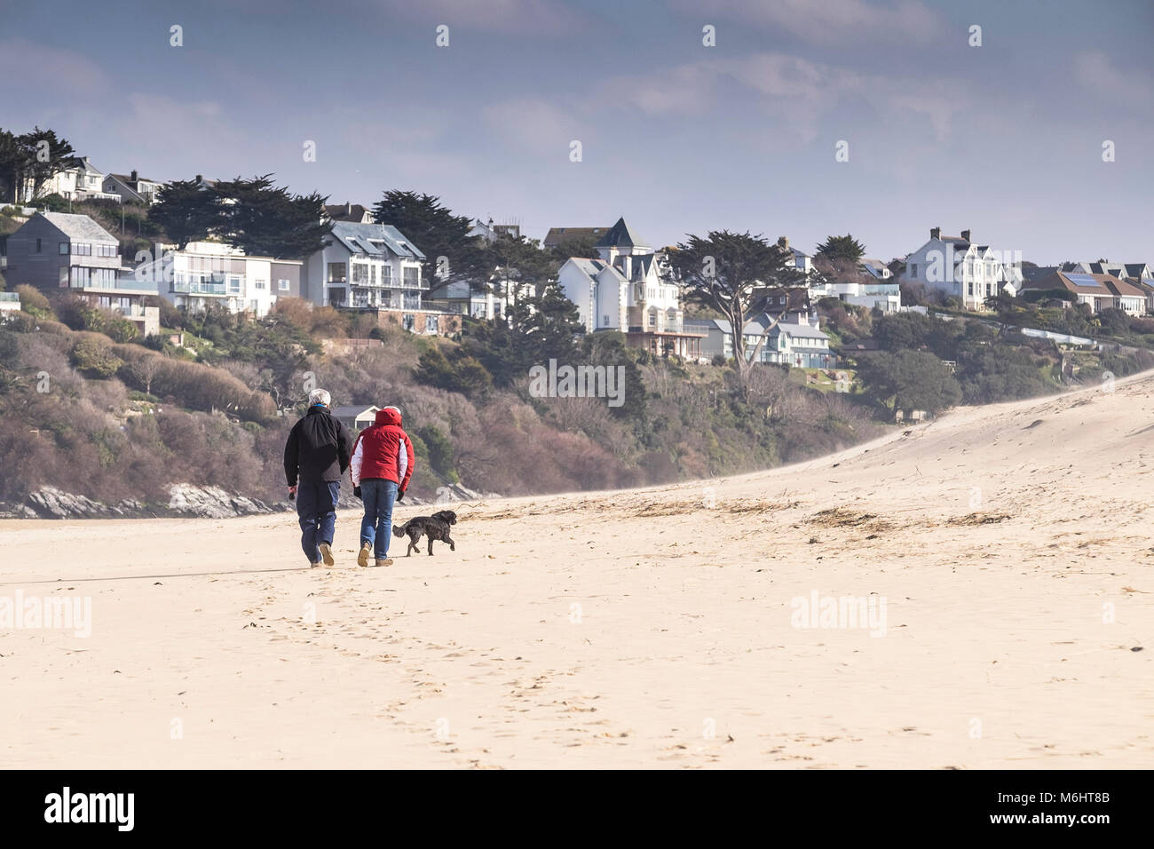 Les gens qui marchent sur la plage de Crantock en Newquay Cornwall. Banque D'Images