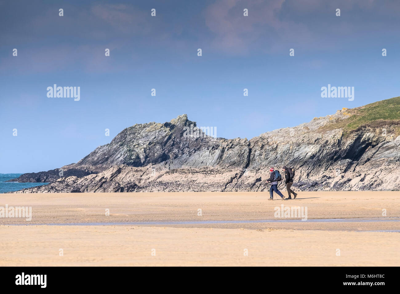 Deux marcheurs sur plage de Crantock en Newquay Cornwall. Banque D'Images