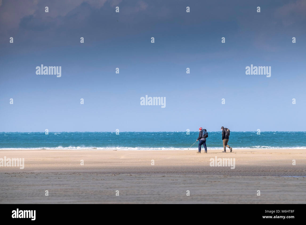 Les promeneurs sur la rive sur plage de Crantock en Newquay Cornwall. Banque D'Images
