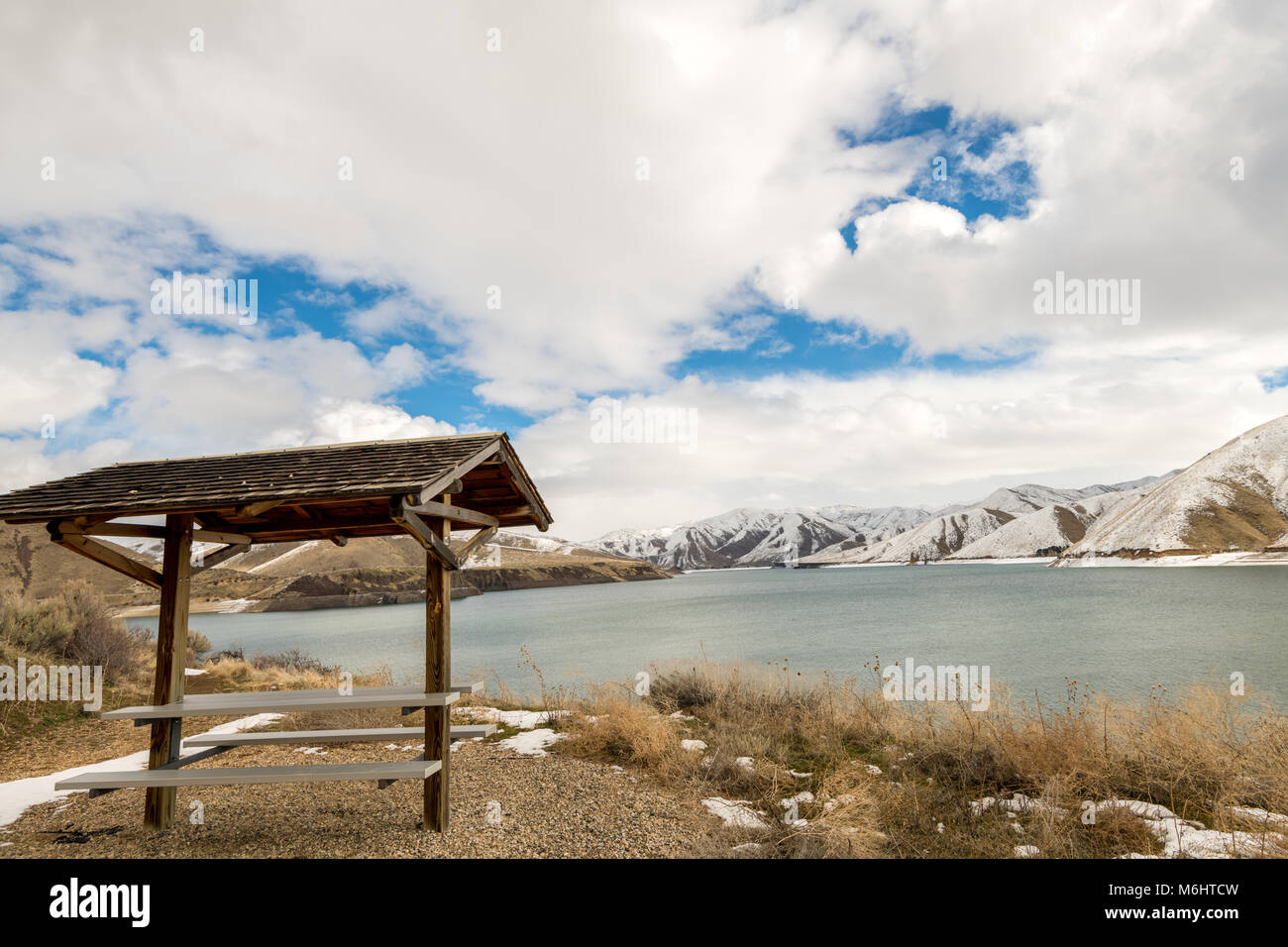 Puffy blanc nuages au-dessus d'un lac Michigan avec de la neige dans les collines Banque D'Images