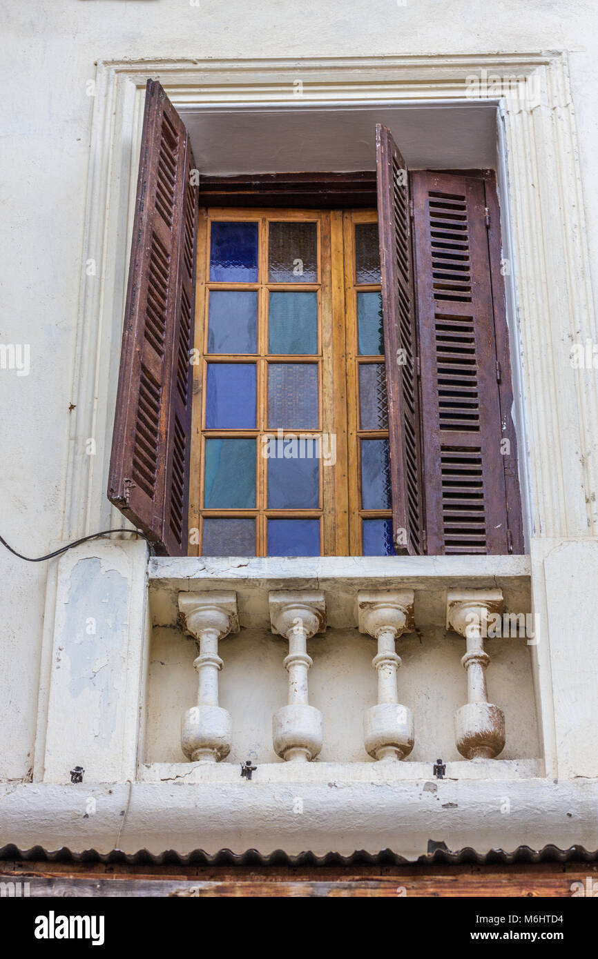 Détail de style architectural de la fenêtre le long de la rue des Mérinides, dans le Mellah ou quartier juif de Fes, Maroc Banque D'Images