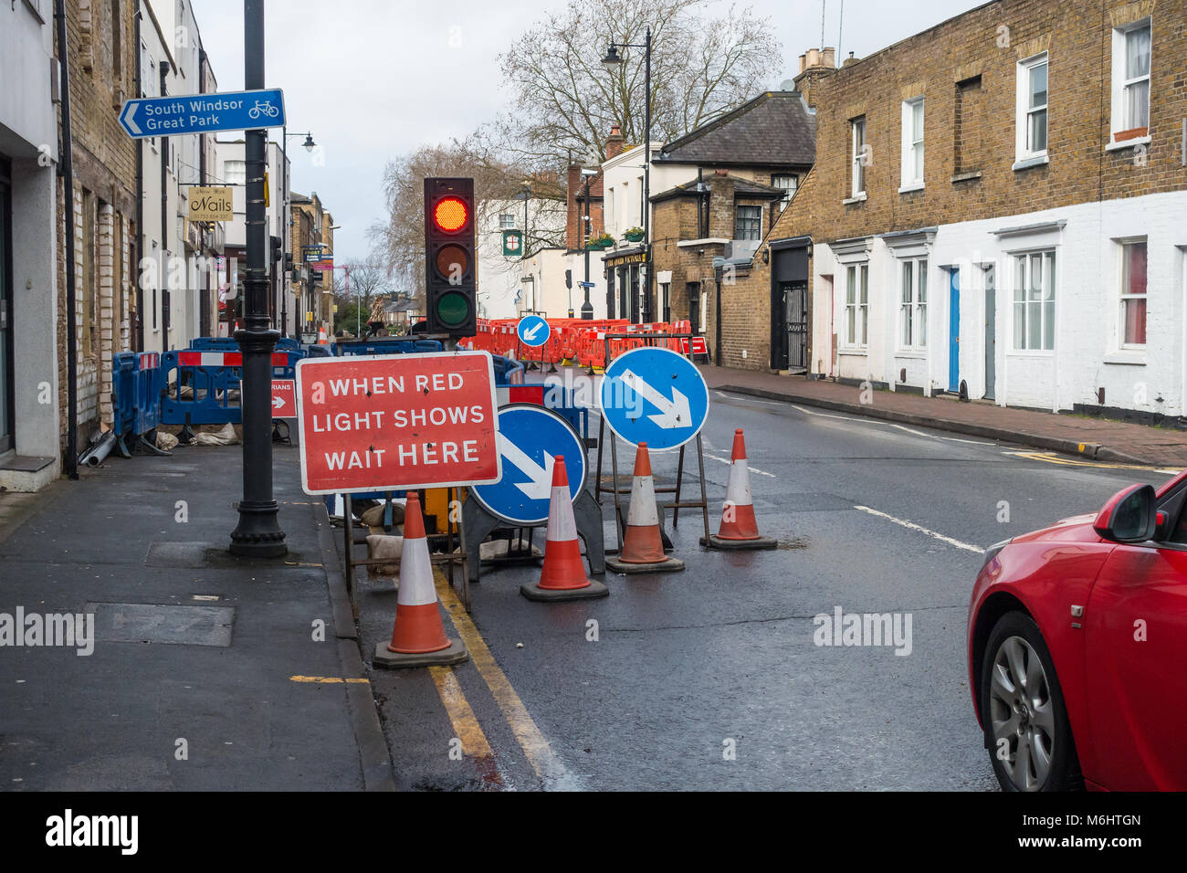 Travaux sur la rue Victoria à Windsor qui causent des retards à la route utilise qui doivent attendre leur tour à un ensemble de feux de circulation temporaires. Banque D'Images