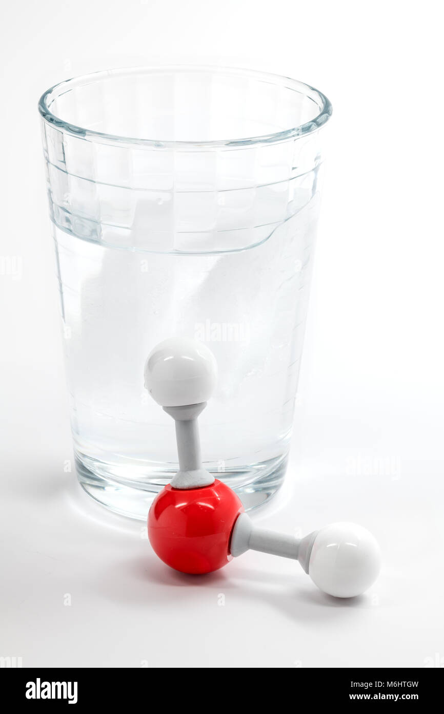 Verre d'eau et de la glace et de la chimie molécule modèle représentant Banque D'Images