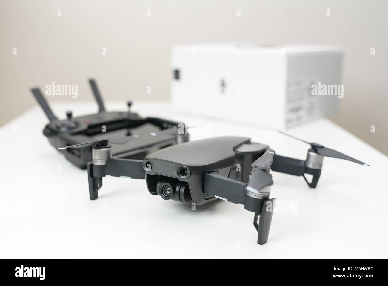 KAUNAS, LITUANIE - Mars 03, 2018 : Unboxing newest DJI Mavic drone aérien Banque D'Images