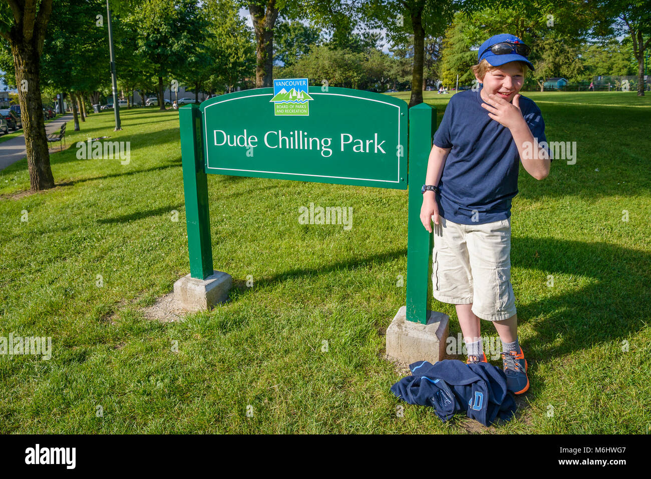 Garçon par Dude Chilling Park signe, Mount Pleasant Neighbourhood, Vancouver Banque D'Images