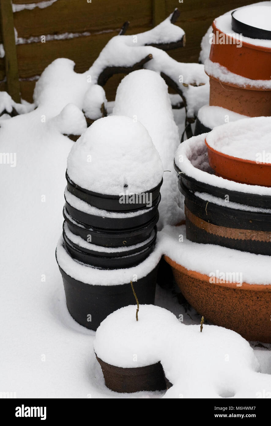 Pots couverts de neige. Banque D'Images