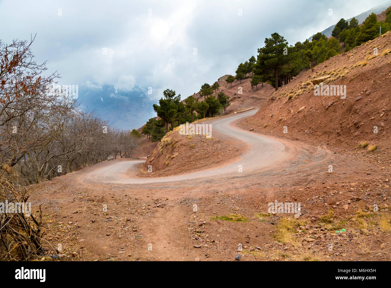 La route tournant dans les montagnes de l'Atlas sur la route de randonnée Imlil à Tacheddirt au Maroc Banque D'Images