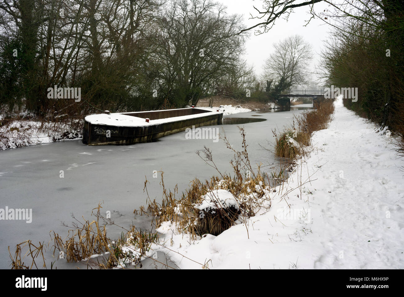 Le Basingstoke Canal à Odiham dans le Hampshire sur un jour d'hiver, neige Banque D'Images