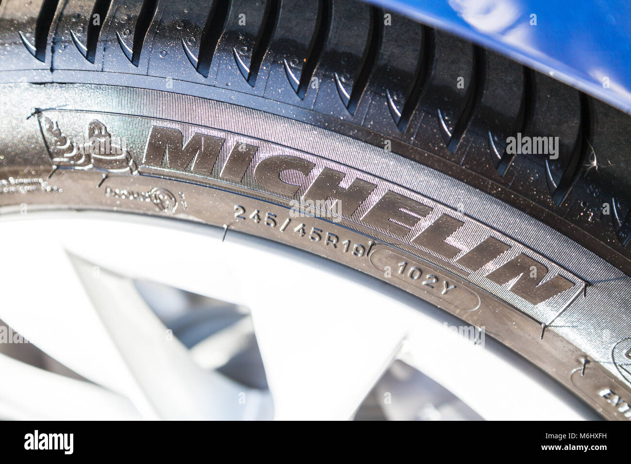 FUERTH / ALLEMAGNE - mars 4, 2018 : Michelin logo sur un pneu. Michelin est  un fabricant français de pneumatiques basé à Clermont-Ferrand dans la  région d'Auvergne Photo Stock - Alamy