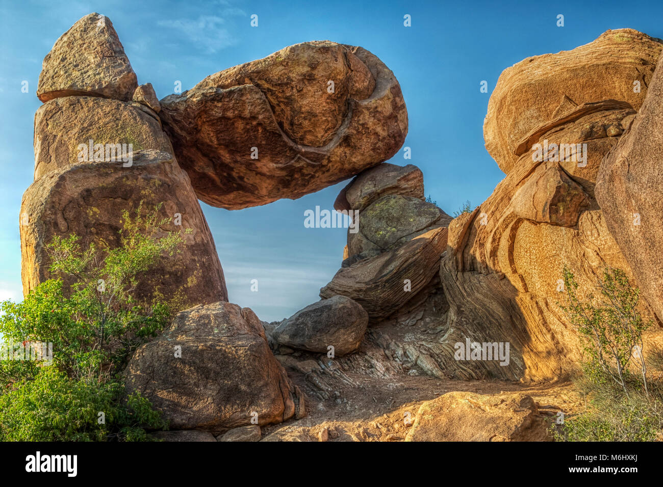 L'équilibre entre rock, érodé la roche ignée (restes d'un laccolith), la vigne Hills, Big Bend National Park, Texas, USA. Banque D'Images