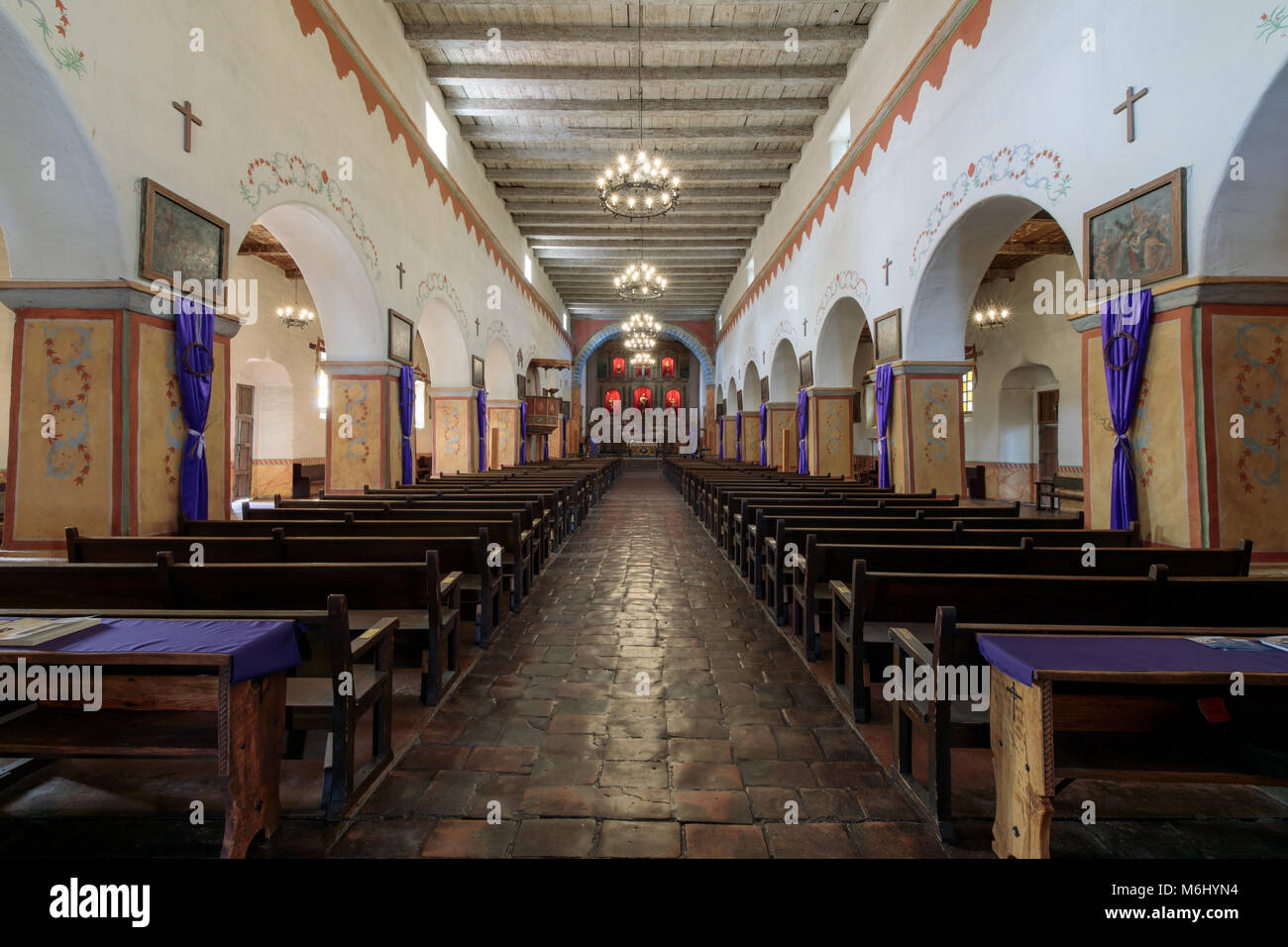 San Juan Bautista, Californie - le 3 mars 2018 : l'intérieur de l'église de la Vieille Mission San Juan Bautista Banque D'Images