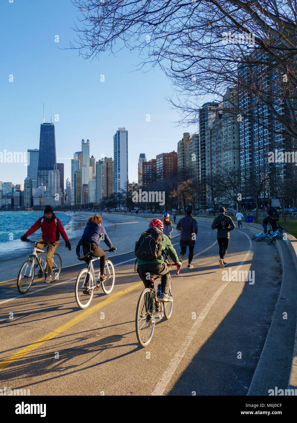 Coureurs et cyclistes sur Lakefront Trail. Chicago, Illinois. Banque D'Images