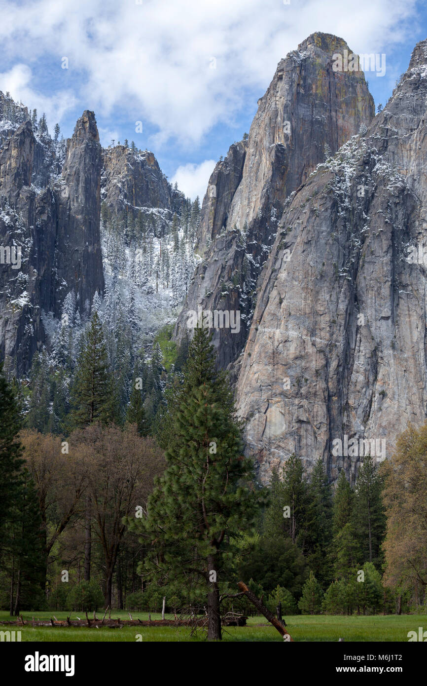 Des formations de roche de granit enneigées grand pic de l'Aigle des Trois Frères à Yosemite National Park après la neige de printemps, l'échelle d'arbres verts Californie US Banque D'Images