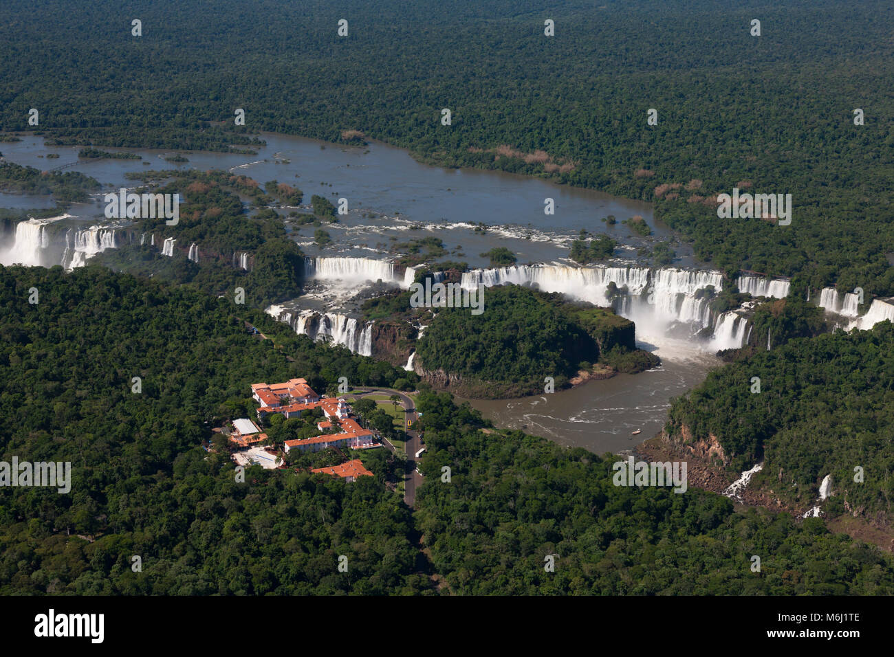 Chutes d'Iguazu Falls Scenic aérienne border Brésil, Argentine, Paraguay site du patrimoine mondial de l'Organisation mondiale de merveilles naturelles, Belmond Hotel Das Cataratas Banque D'Images