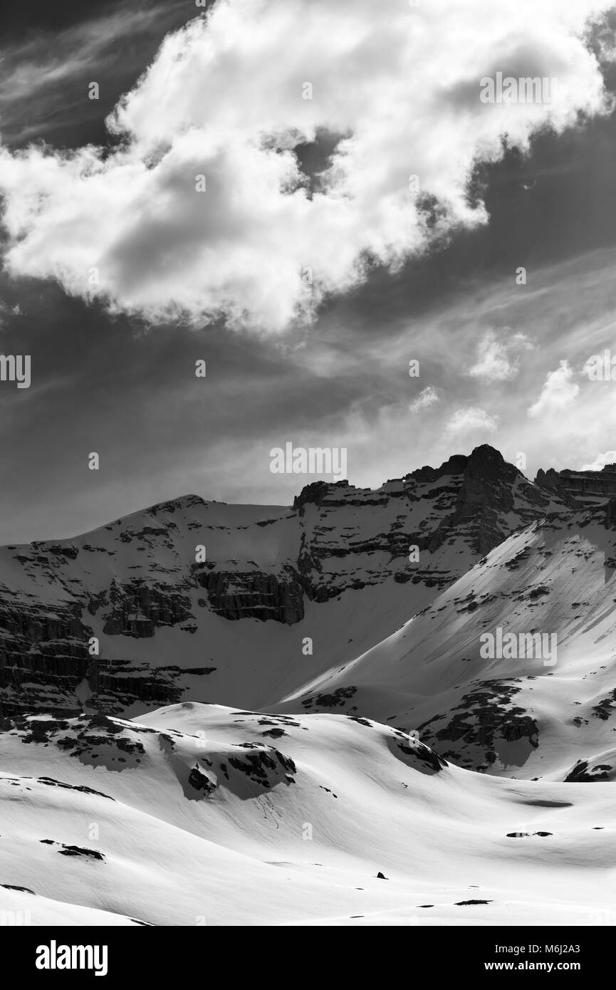 Le noir et blanc des montagnes enneigées au soleil en soirée. La Turquie, Monts Taurus centrale, Aladaglar (Anti-Taurus) vue de plateau Edigel (IJE Goller) Banque D'Images