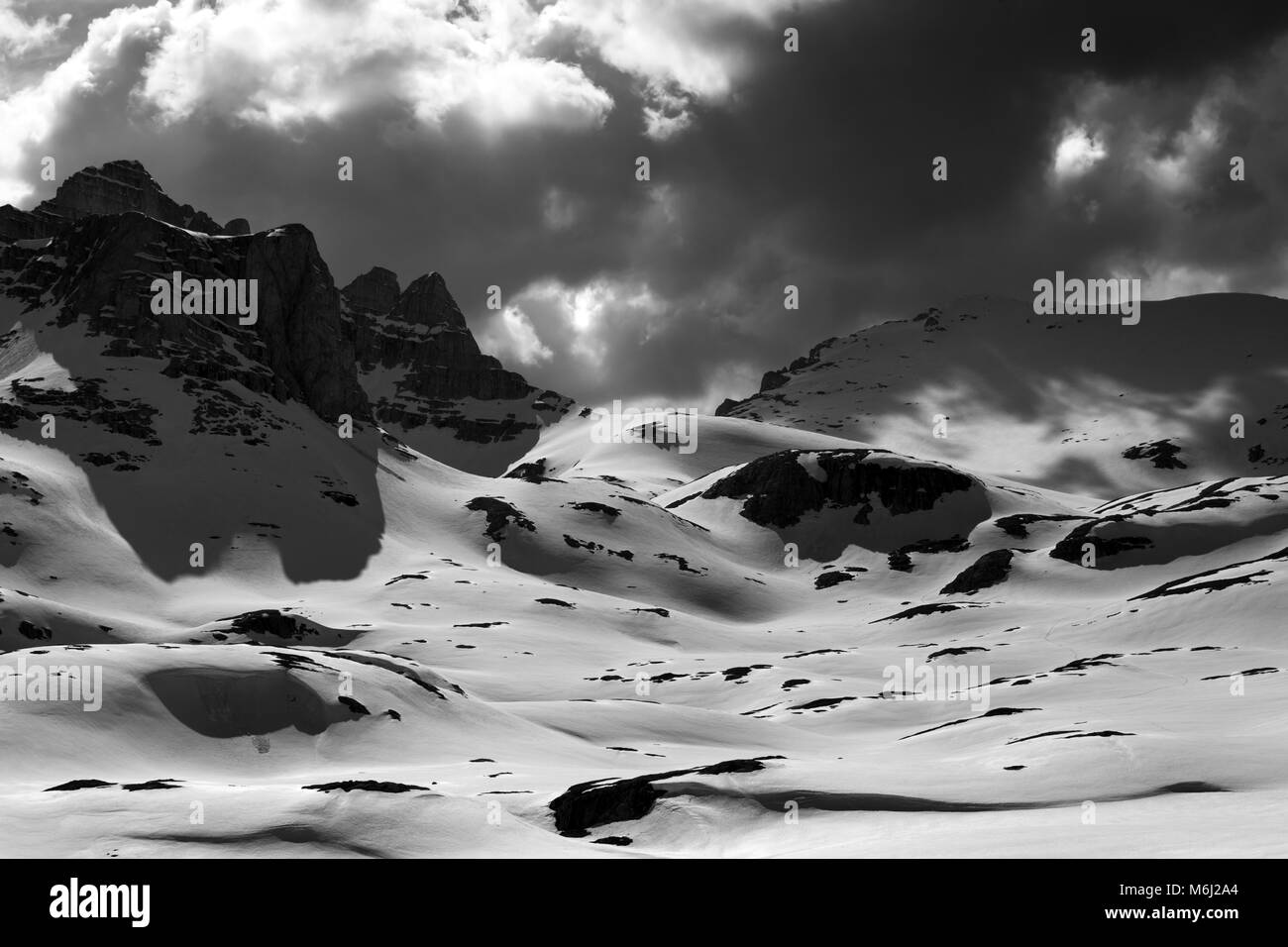 Le noir et blanc des montagnes enneigées dans les nuages de tempête. La Turquie, Monts Taurus centrale, Aladaglar (plateau) Edigel Anti-Taurus (IJE Goller) Banque D'Images