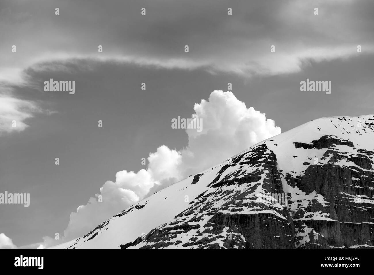 Rochers enneigés en noir et blanc et ciel avec des nuages. La Turquie, centrale des montagnes du Taurus, Taurus Aladaglar (anti) vue de plateau Edigel (IJE Goller) Banque D'Images