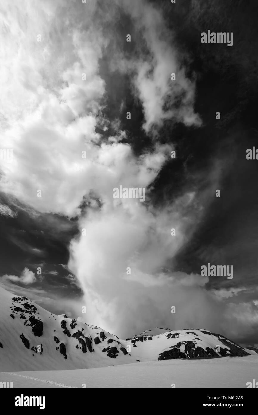 Le noir et blanc des montagnes enneigées et le ciel avec des nuages. La Turquie, Monts Taurus centrale, Aladaglar (Anti-Taurus) vue de plateau Edigel (IJE Goller) Banque D'Images