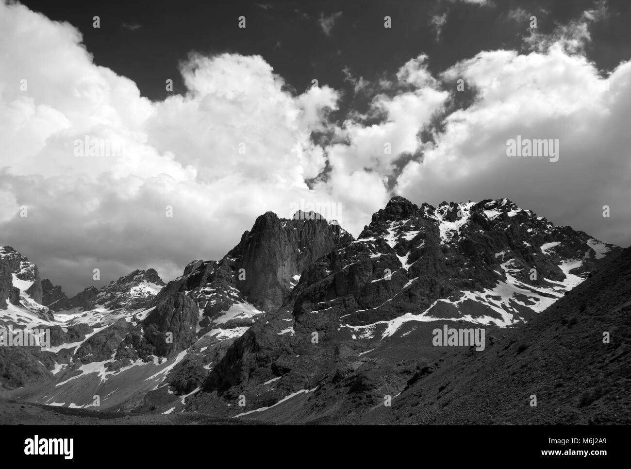 Le noir et blanc des montagnes et le ciel avec des nuages à nice 24. La Turquie, le Centre de la chaîne du Taurus. Aladaglar (taurus), la vallée de Moore. Banque D'Images