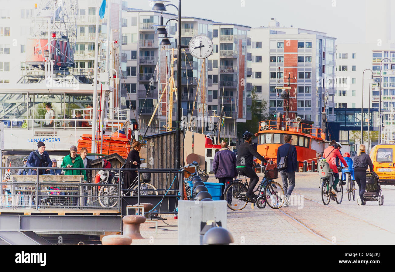 Variété de différents passagers descendent de ferry, Hammarby Sjostad eco quartier un pionnier dans le développement durable, le lac Hammarby, Stockholm, Banque D'Images