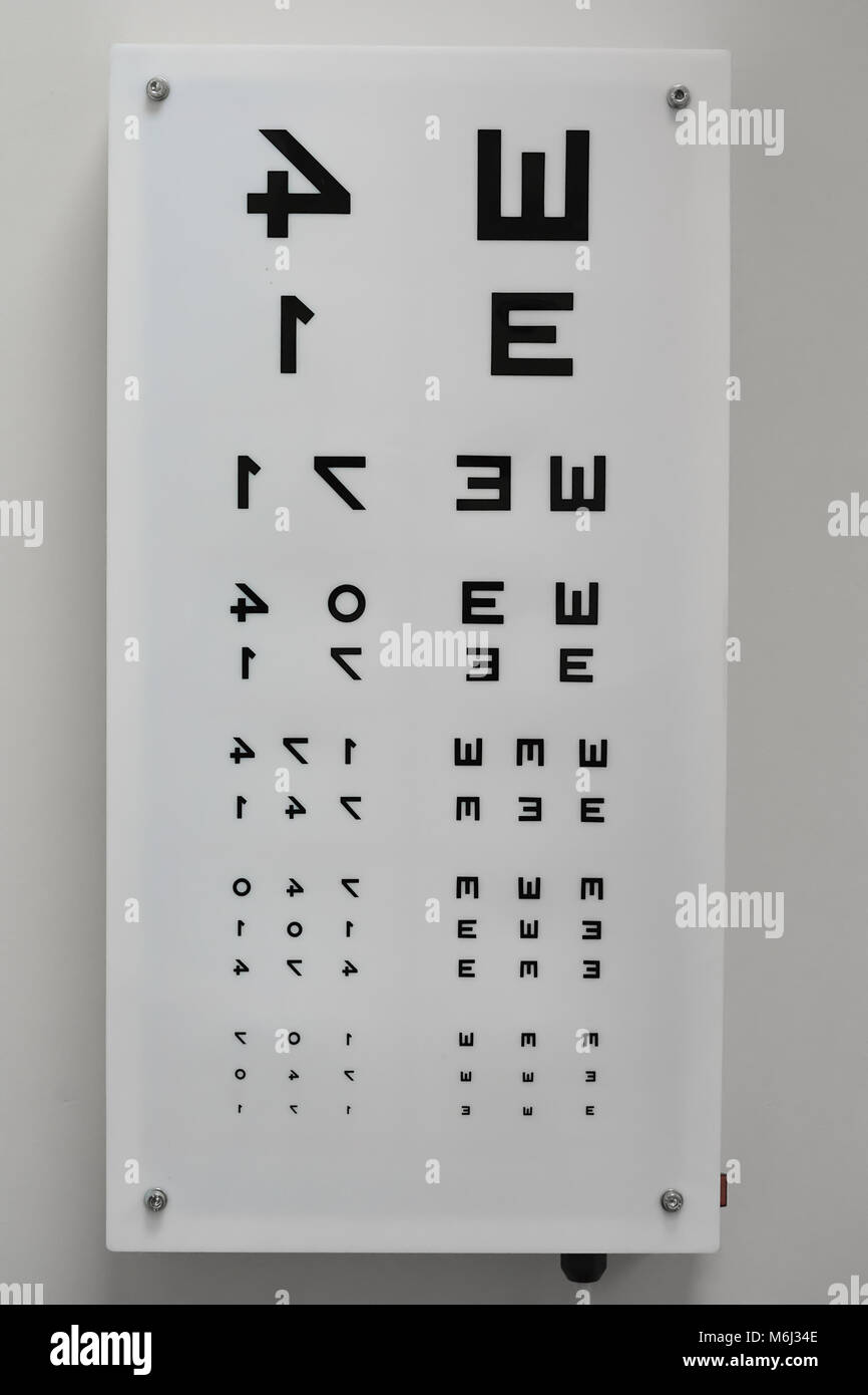 Zrenjanin, Serbie, février 2018 : essai d'oeil graphique conçu pour l'utilisation de à à miroir. Ce type de diagramme est utilisé à l'optométriste avec manque d'espace Banque D'Images