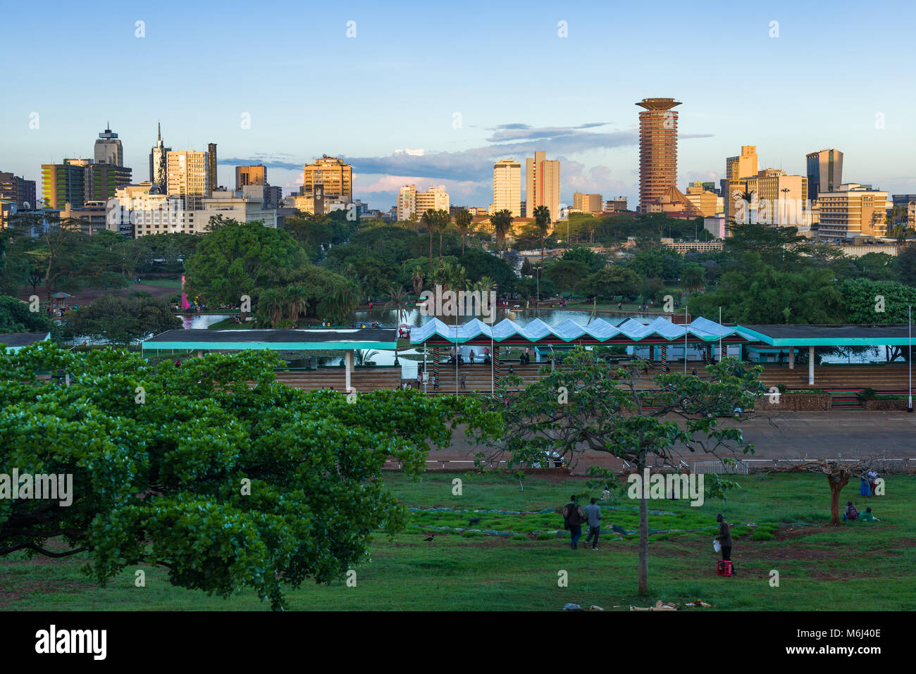 La ville de Nairobi skyline at sunset à Uhuru Park à l'ombre de l'avant-plan, Kenya Banque D'Images