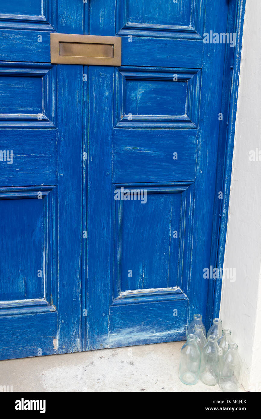 La bouteille de lait en verre sur une porte de Saffron Walden, Essex, UK Banque D'Images